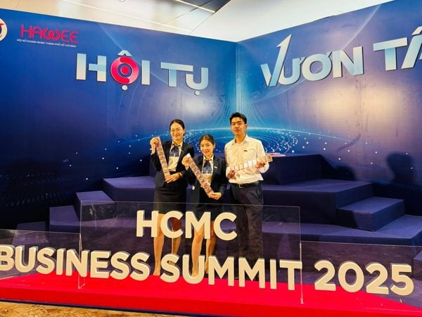 SACOMBANK-SBJ TRÂN TRỌNG GỬI LỜI CHÚC MỪNG NGÀY DOANH NHÂN VIỆT NAM 13/10/2025