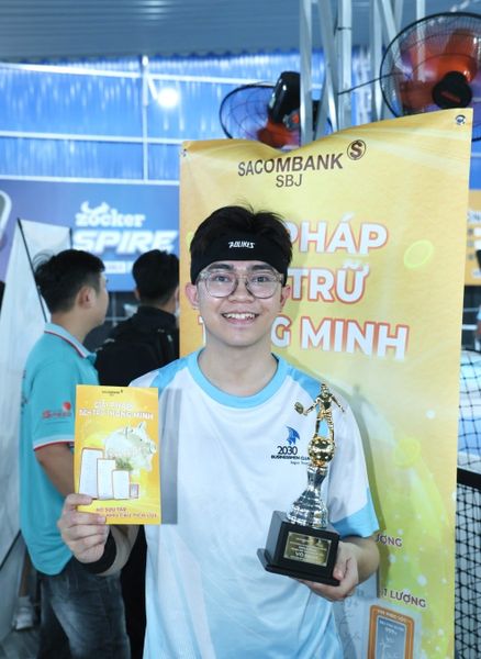 KHI NHỮNG CHIẾC CÚP KỂ CHUYỆN: MỖI ĐƯỜNG BÓNG HÓA VINH QUANG
