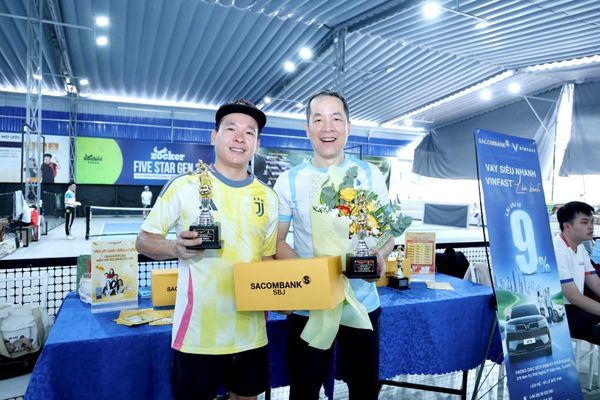 KHI NHỮNG CHIẾC CÚP KỂ CHUYỆN: MỖI ĐƯỜNG BÓNG HÓA VINH QUANG