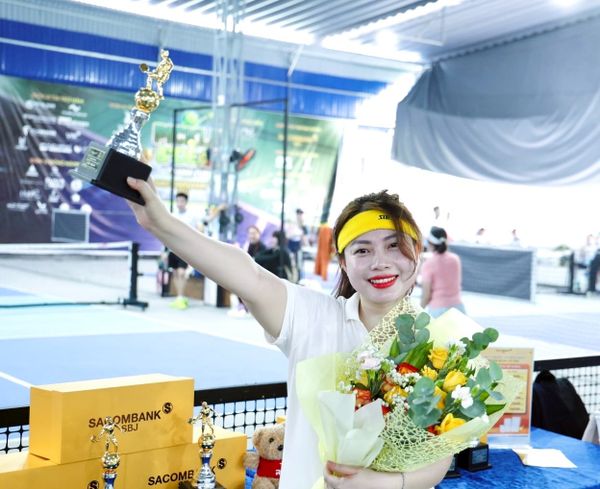 KHI NHỮNG CHIẾC CÚP KỂ CHUYỆN: MỖI ĐƯỜNG BÓNG HÓA VINH QUANG