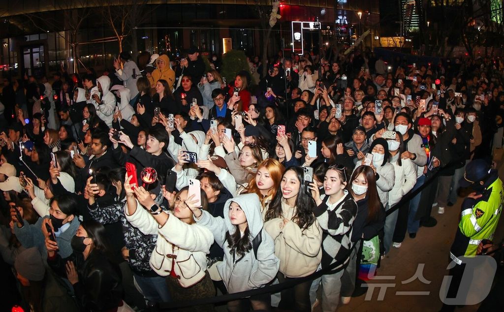 BTS concert Gwanghwamun 2026 sân khấu ARIRANG biển tím ARMY