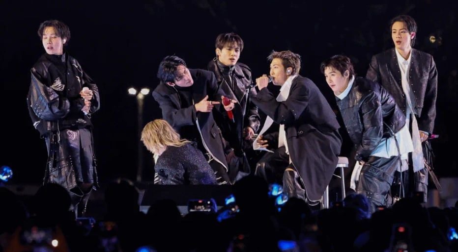 BTS concert Gwanghwamun 2026 sân khấu ARIRANG biển tím ARMY