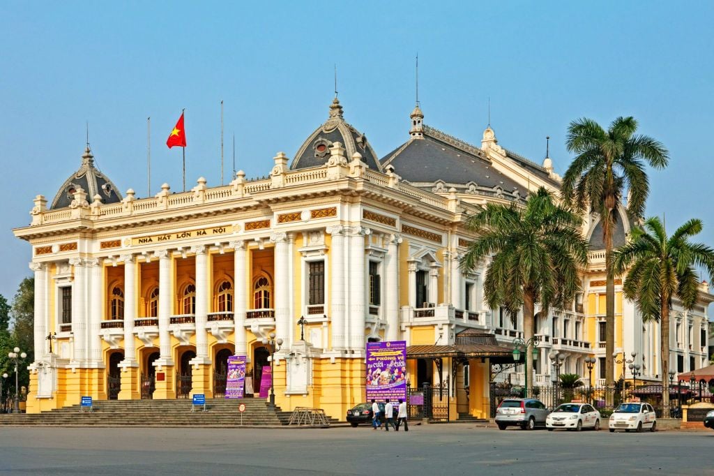 Nhà Hát Lớn – Vẻ đẹp cổ điển Pháp giữa mùa thu Hà Nội