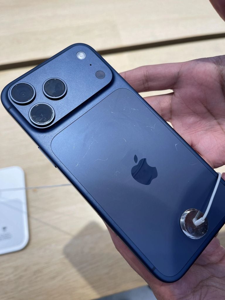 iPhone 17 Pro Max màu mới trên tay, dễ trầy xước nhưng hiệu năng mạnh mẽ
