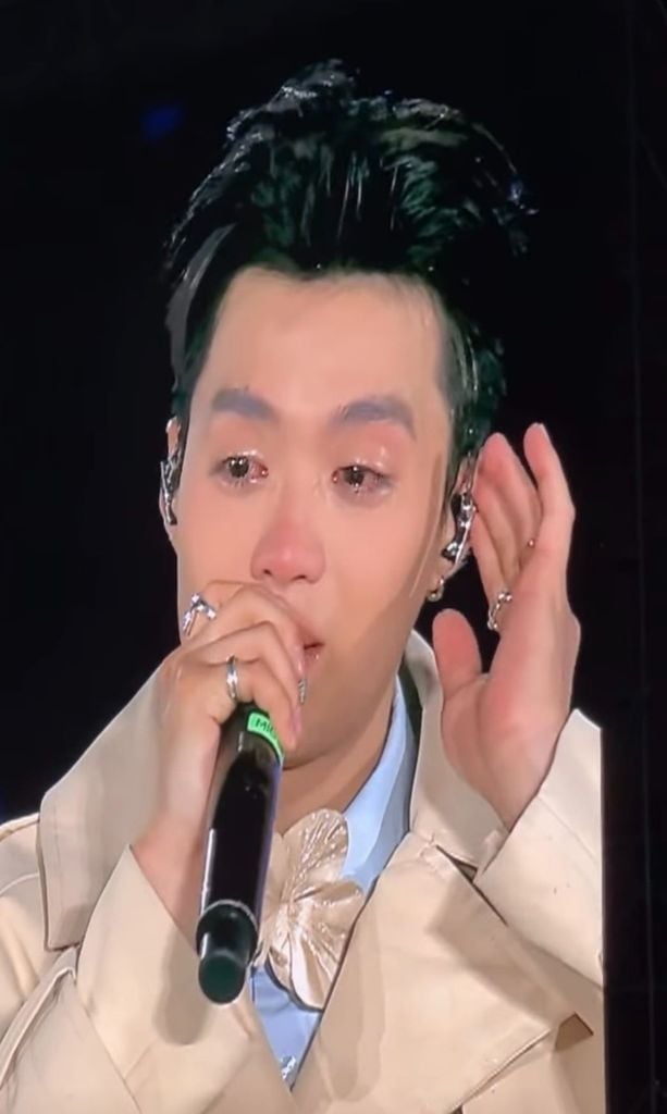 Negav khóc nức nở trên sân khấu concert Anh Trai Say Hi TP.HCM
