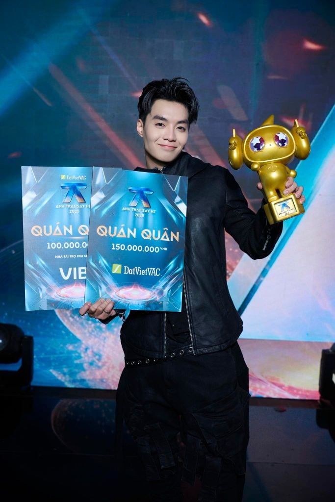 Negav khóc nức nở trên sân khấu concert Anh Trai Say Hi TP.HCM