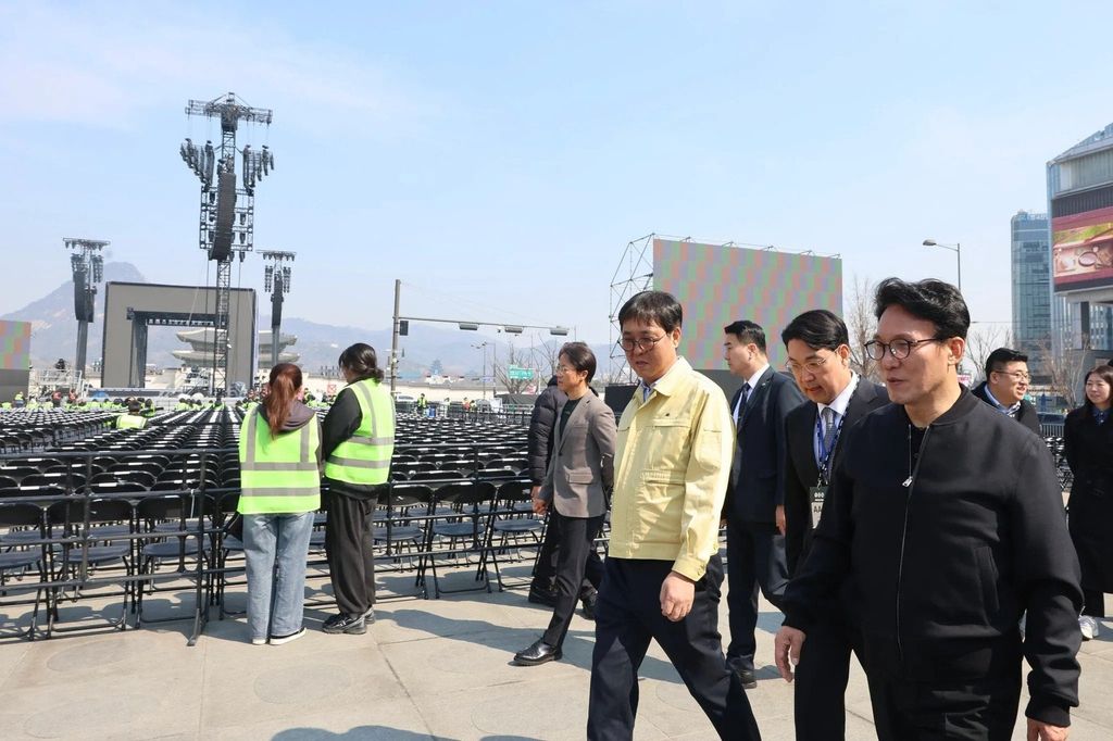 BTS concert Gwanghwamun 2026 sân khấu ARIRANG biển tím ARMY
