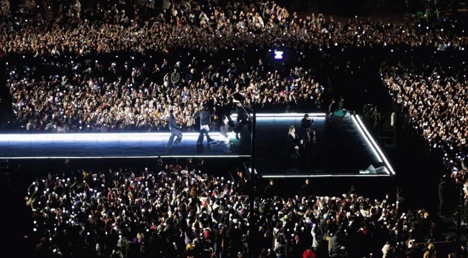 BTS concert Gwanghwamun 2026 sân khấu ARIRANG biển tím ARMY