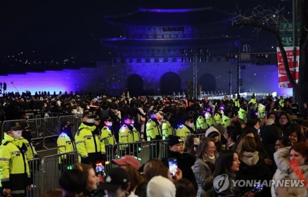 BTS concert Gwanghwamun 2026 sân khấu ARIRANG biển tím ARMY