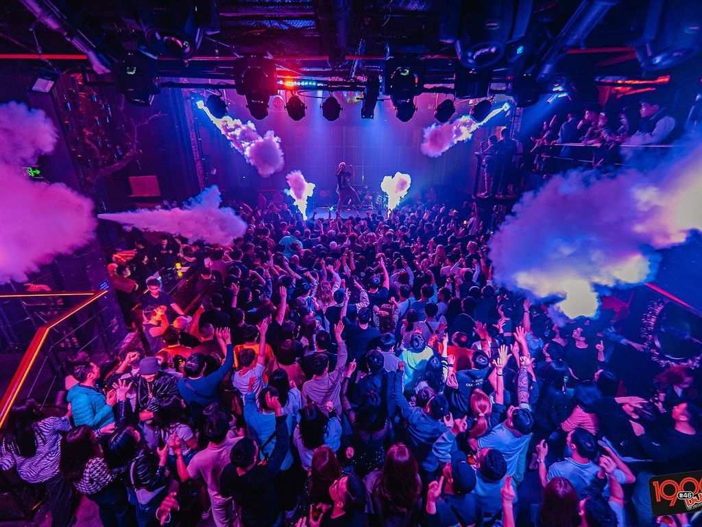 quán bar countdown tết dương 2025 hà nội không khí nightlife sôi động giới trẻ