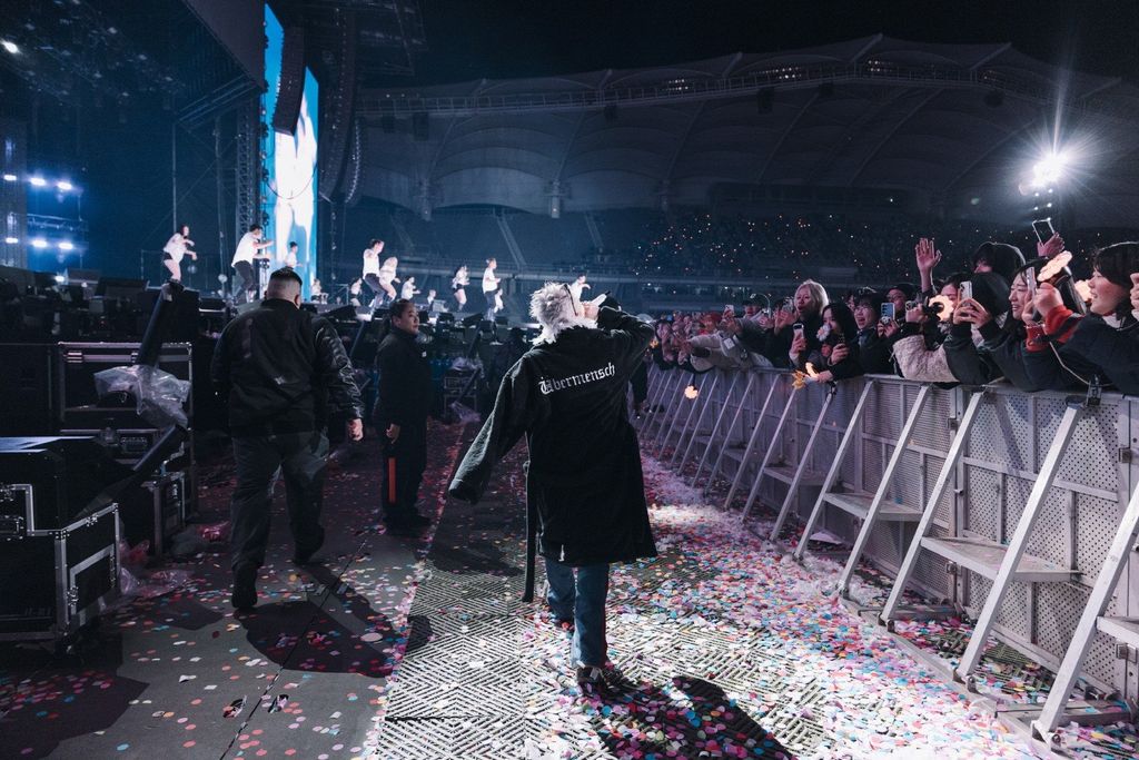 Đi concert G-DRAGON tháng 11, lens đẹp đi concert, dresscode đỏ đen trắng G-DRAGON