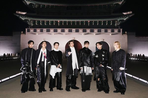 BTS concert Gwanghwamun 2026 sân khấu ARIRANG biển tím ARMY