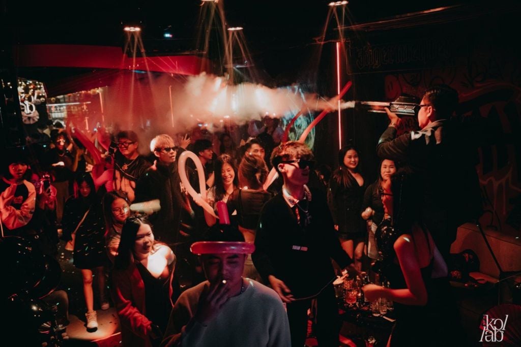 quán bar countdown tết dương 2025 hà nội không khí nightlife sôi động giới trẻ