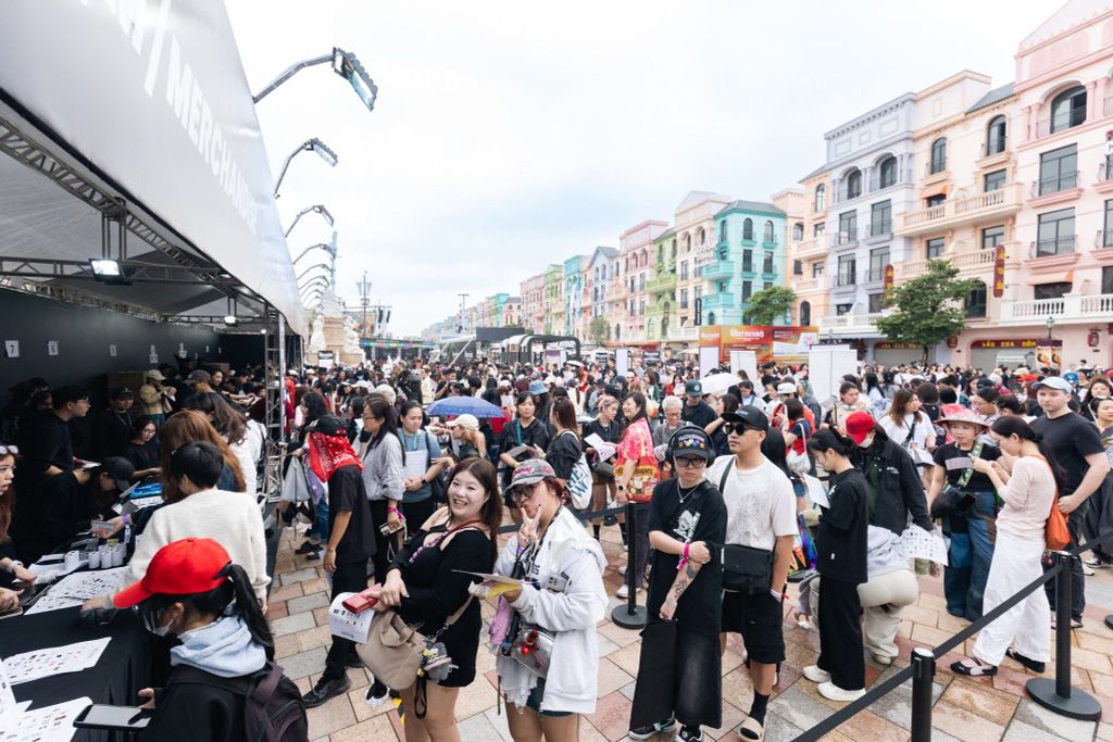Không khí check-in sáng 8/11 tại Übermensch Hanoi