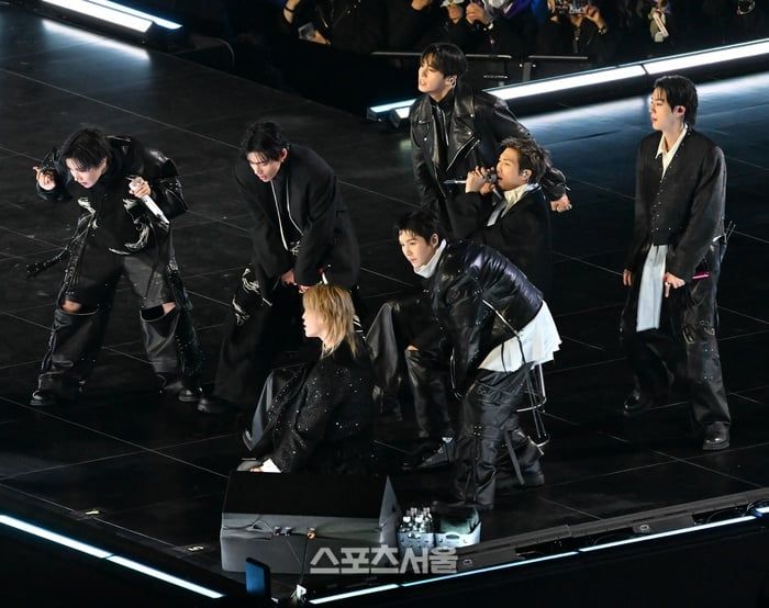 BTS concert Gwanghwamun 2026 sân khấu ARIRANG biển tím ARMY