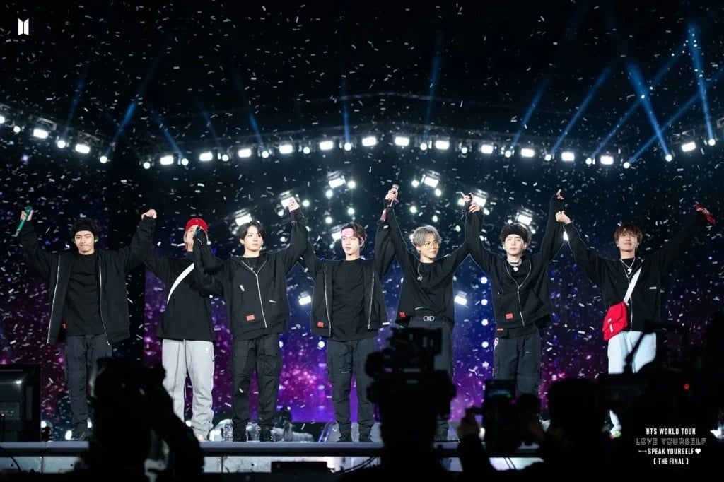 BTS World Tour 2026–2027 poster concert tái hợp 7 thành viên