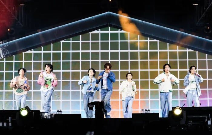 BTS World Tour 2026–2027 poster concert tái hợp 7 thành viên