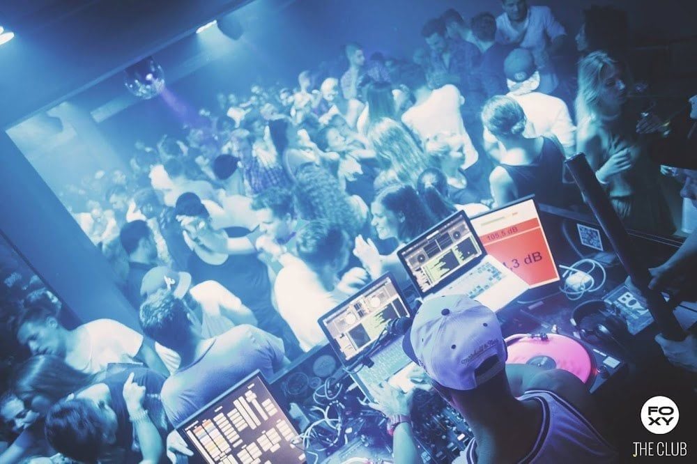 quán bar countdown tết dương 2025 hà nội không khí nightlife sôi động giới trẻ