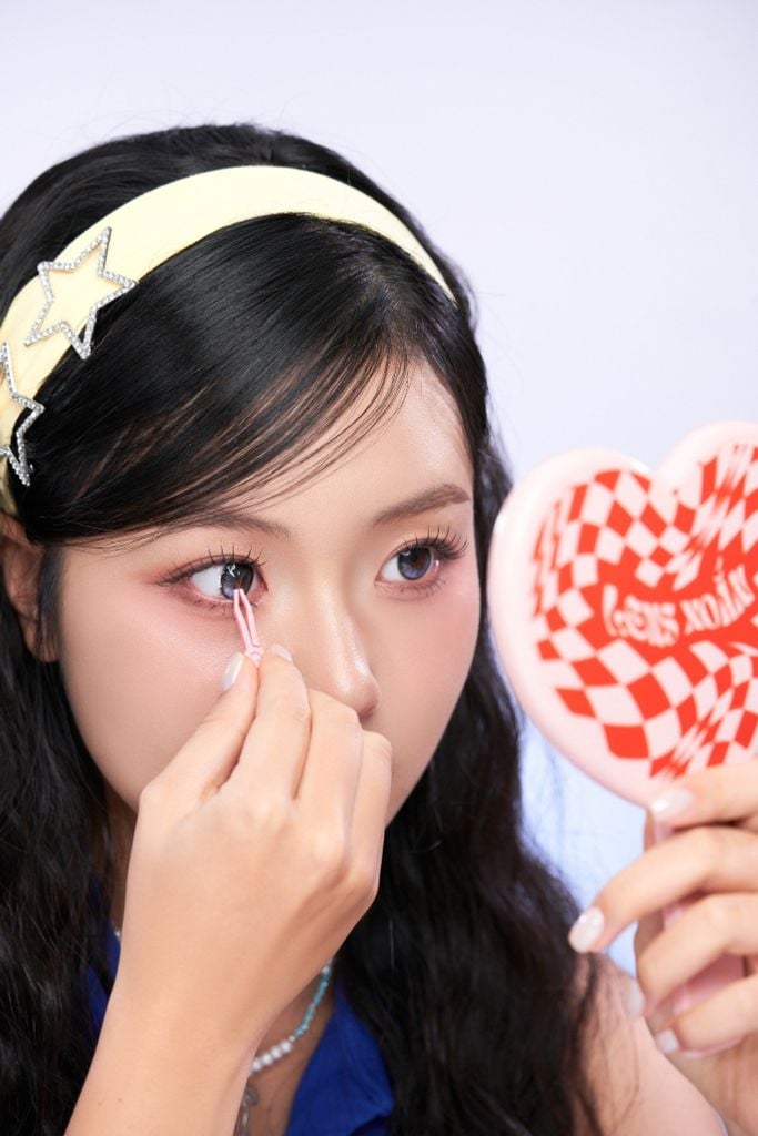 Cách đeo lens sai dẫn đến viêm kết mạc – cần tránh ngay