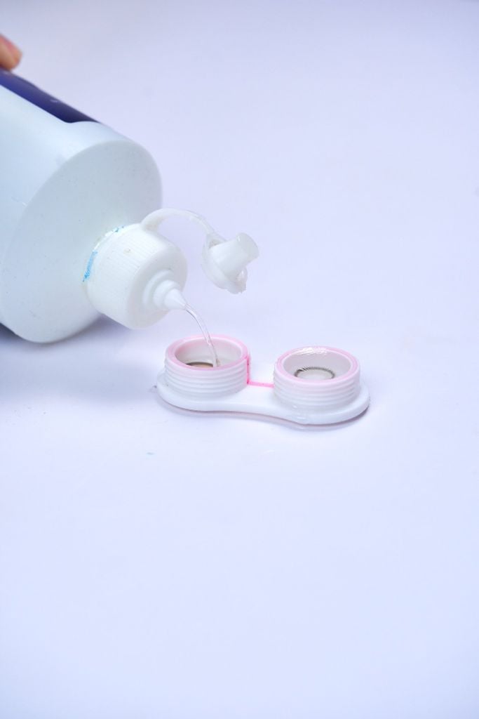 Cách vệ sinh lens đúng – phòng tránh viêm kết mạc hiệu quả