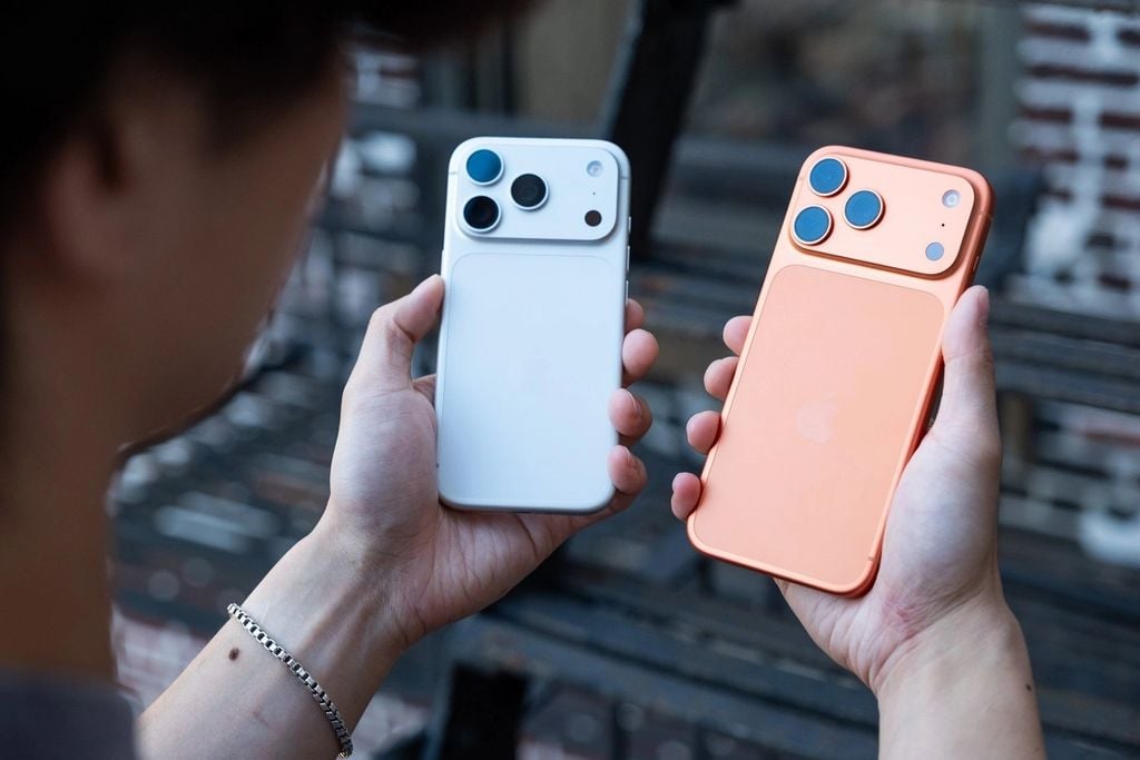 iPhone 17 Pro Max màu mới trên tay, dễ trầy xước nhưng hiệu năng mạnh mẽ