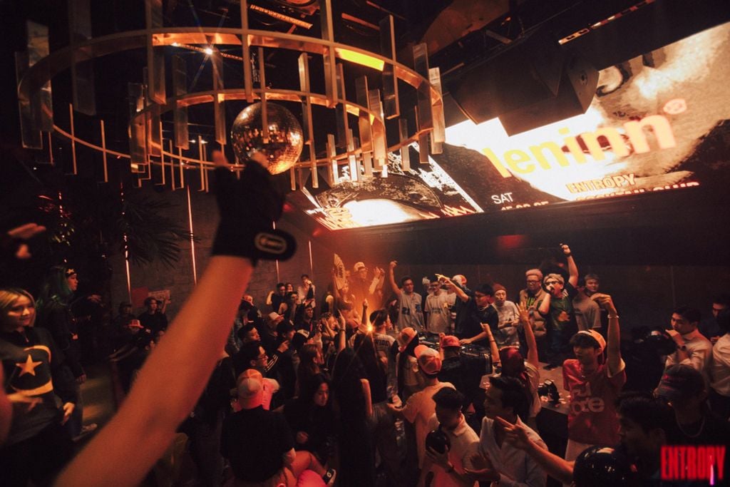quán bar countdown tết dương 2025 hà nội không khí nightlife sôi động giới trẻ