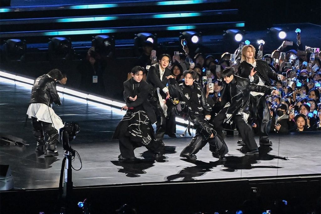 BTS concert Gwanghwamun 2026 sân khấu ARIRANG biển tím ARMY