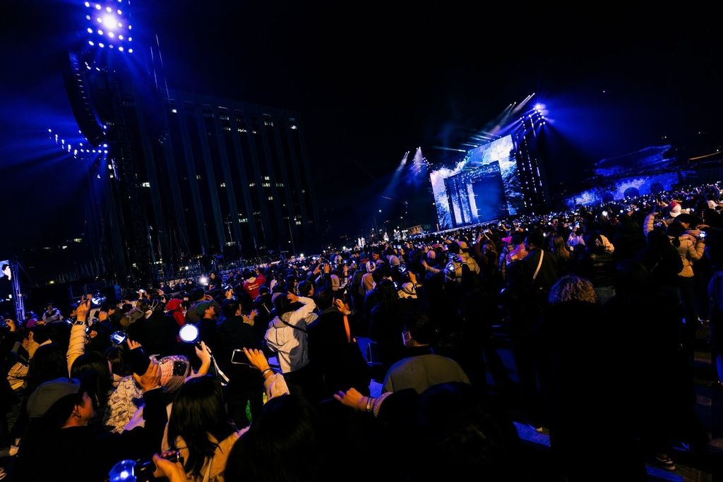 BTS concert Gwanghwamun 2026 sân khấu ARIRANG biển tím ARMY