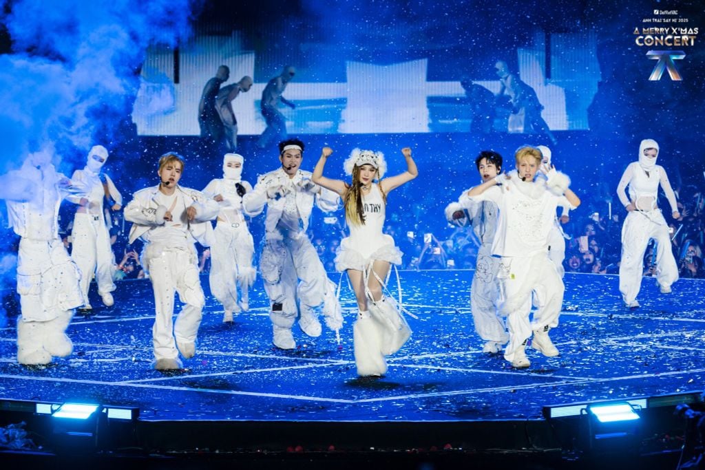 Negav khóc nức nở trên sân khấu concert Anh Trai Say Hi TP.HCM