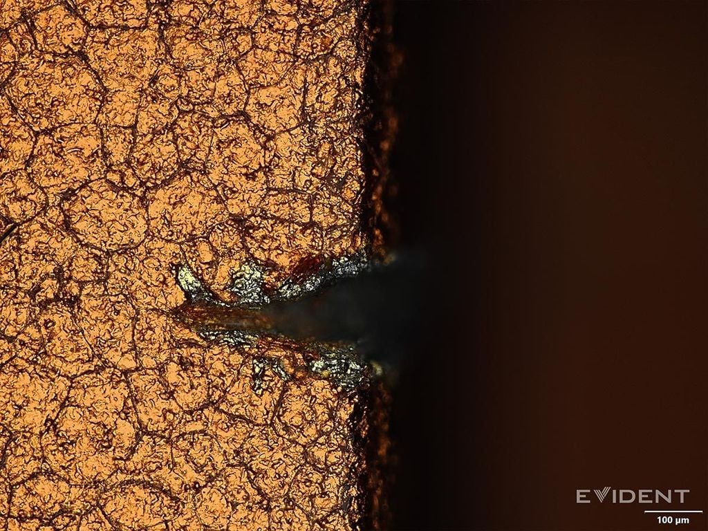 iPhone 17 Pro Max màu mới trên tay, dễ trầy xước nhưng hiệu năng mạnh mẽ