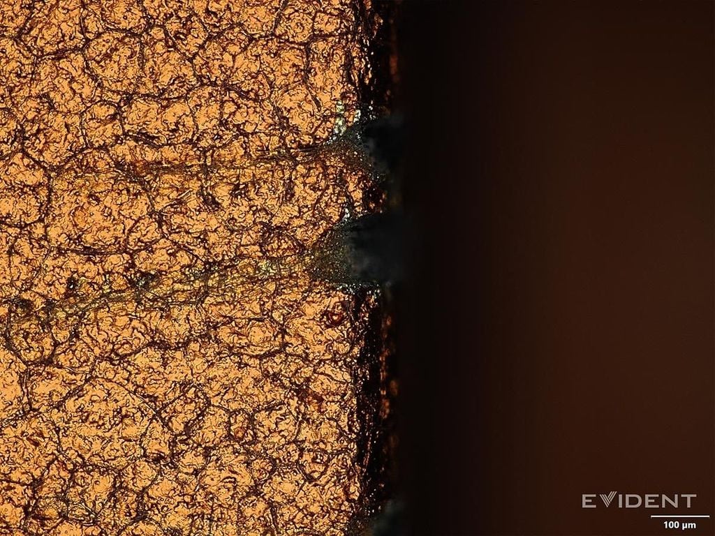 iPhone 17 Pro Max màu mới trên tay, dễ trầy xước nhưng hiệu năng mạnh mẽ