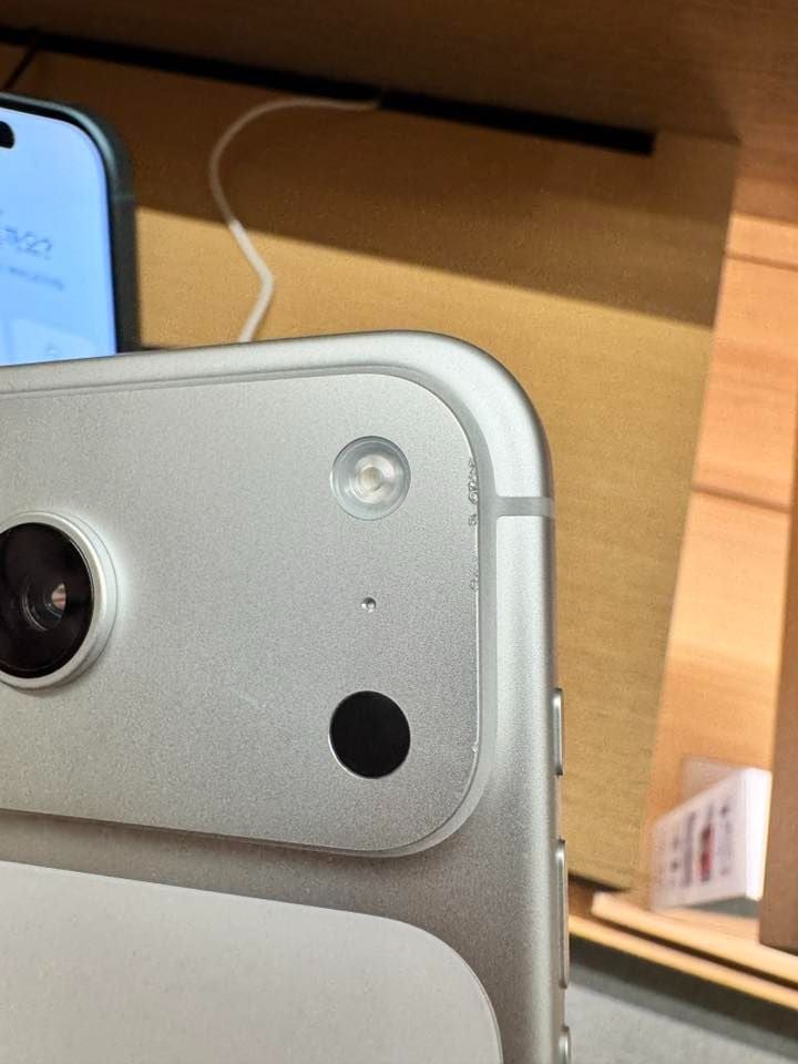 iPhone 17 Pro Max màu mới trên tay, dễ trầy xước nhưng hiệu năng mạnh mẽ