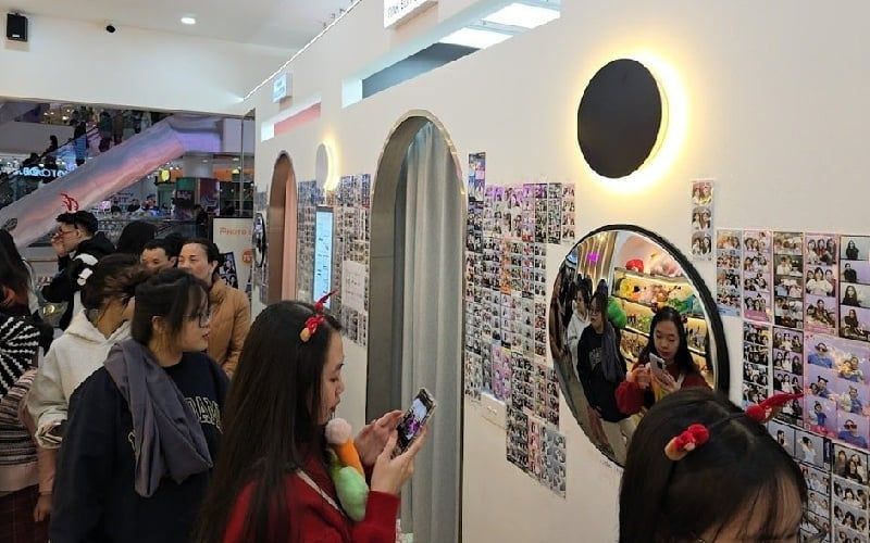 Photo Easel – Photobooth ánh sáng dịu, tặng sticker, vibe Hàn nhẹ nhàng tại Vincom