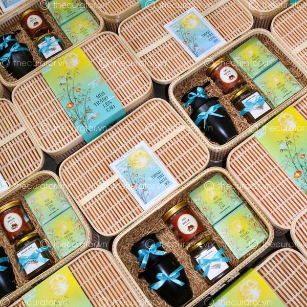 Trọn vẹn mùa trăng trong set quà “Mùa Trăng Lên Cao” – bánh trung thu, cà phê, hạt macca, ly sứ và phin cà phê