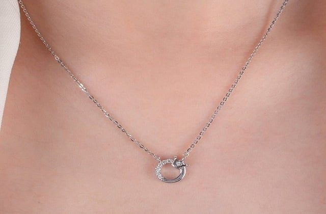 How to Choose a Necklace for People with the Water Element to Quickly Attract Wealth