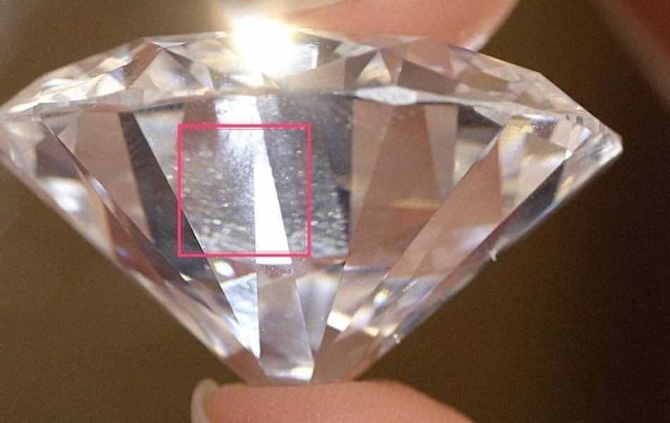 Blemish là các khuyết điểm hoặc tì vết chỉ xuất hiện trên bề mặt của viên kim cương