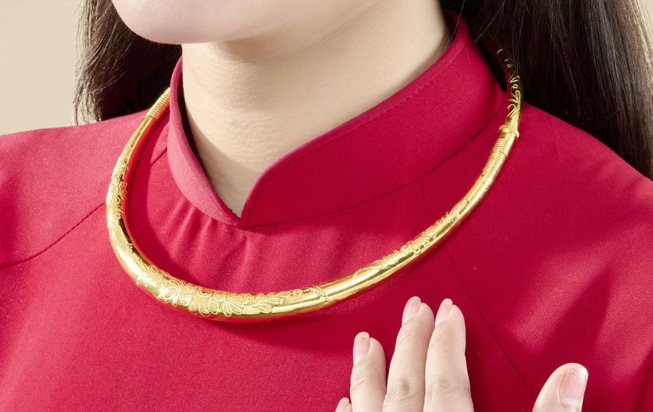 Gold choker