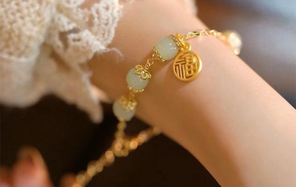 đeo vòng tay có màu sắc phù hợp với cung mệnh