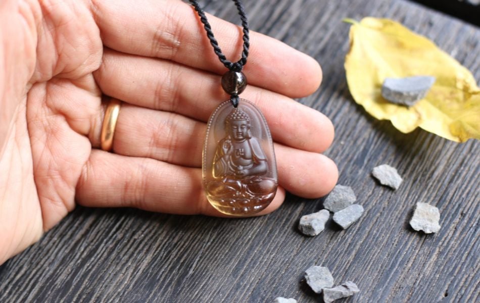 có nên đeo mặt Phật trên người không