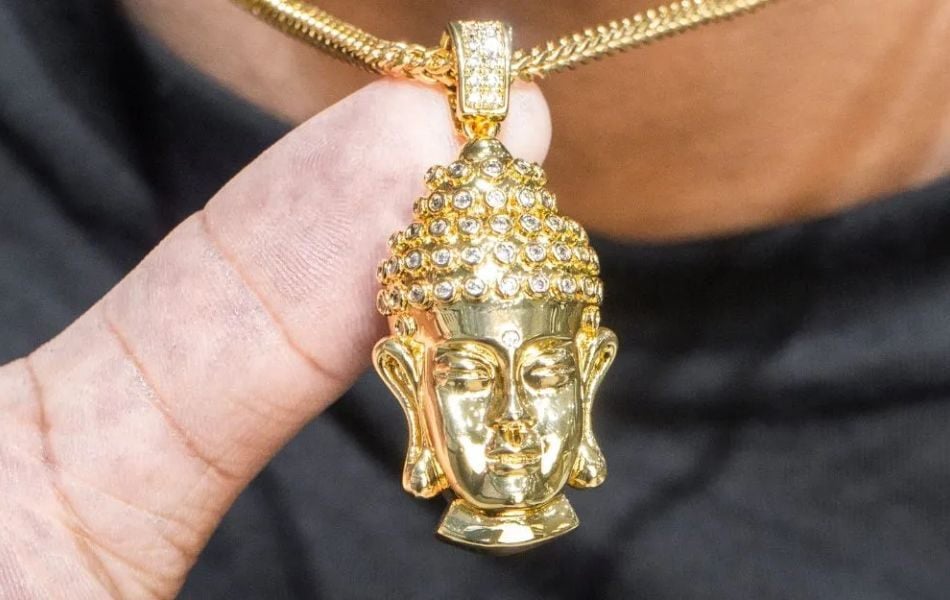 có nên đeo mặt Phật trên người không