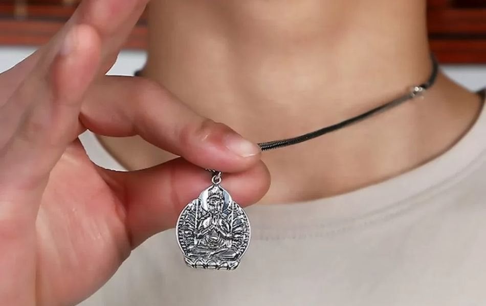 có nên đeo mặt Phật trên người không