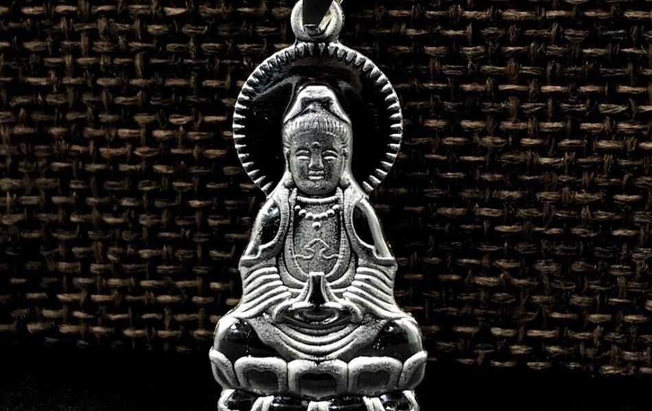 có nên đeo mặt Phật trên người không