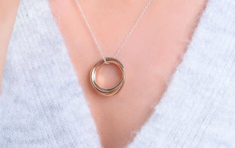 có nên đeo nhẫn cưới ở cổ