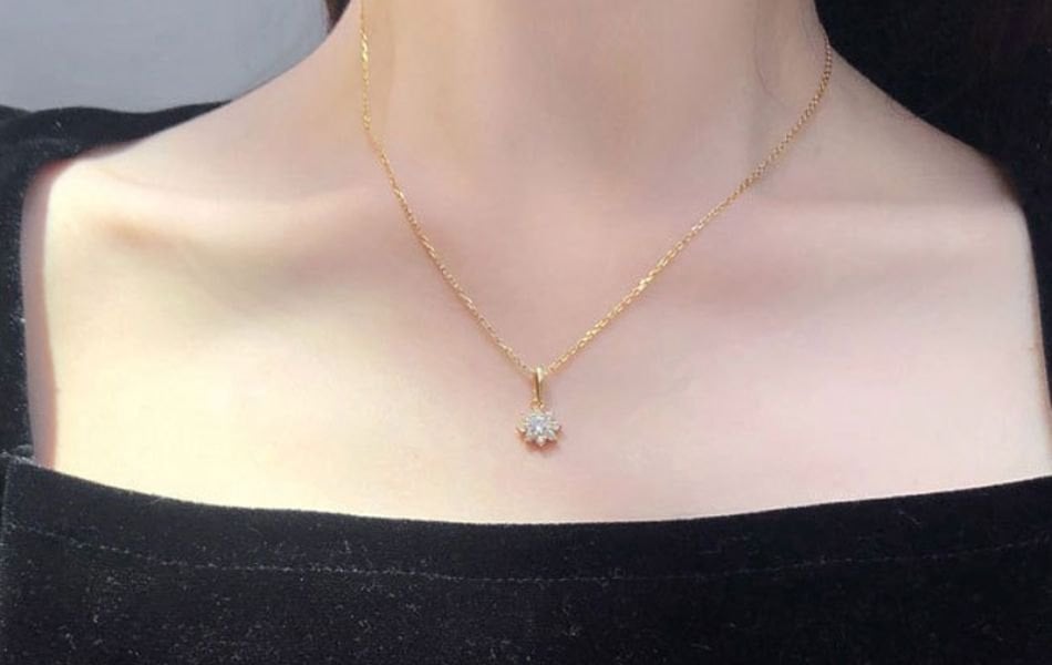 có nên đeo nhẫn cưới ở cổ