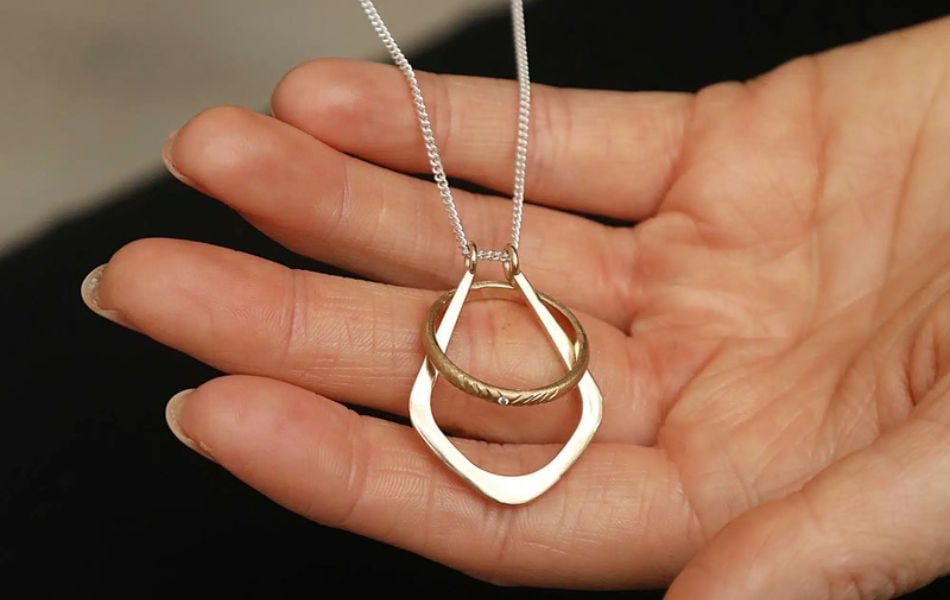 có nên đeo nhẫn cưới ở cổ