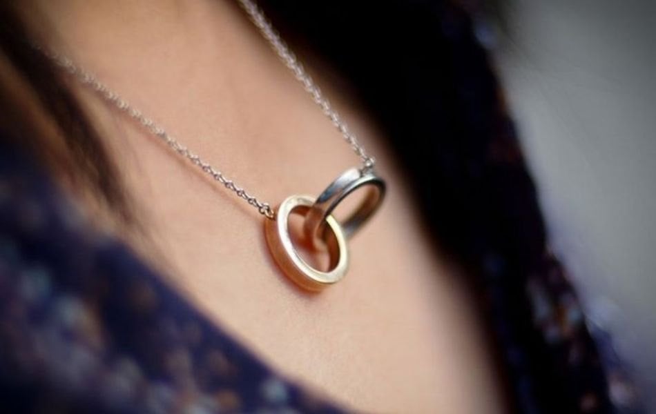 có nên đeo nhẫn cưới ở cổ