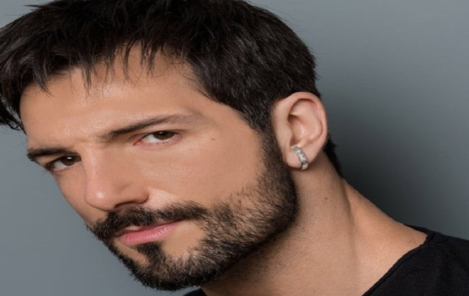 con trai nên bấm lỗ tai bên nào