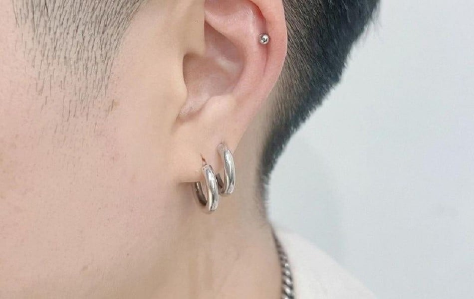 con trai nên bấm lỗ tai bên nào