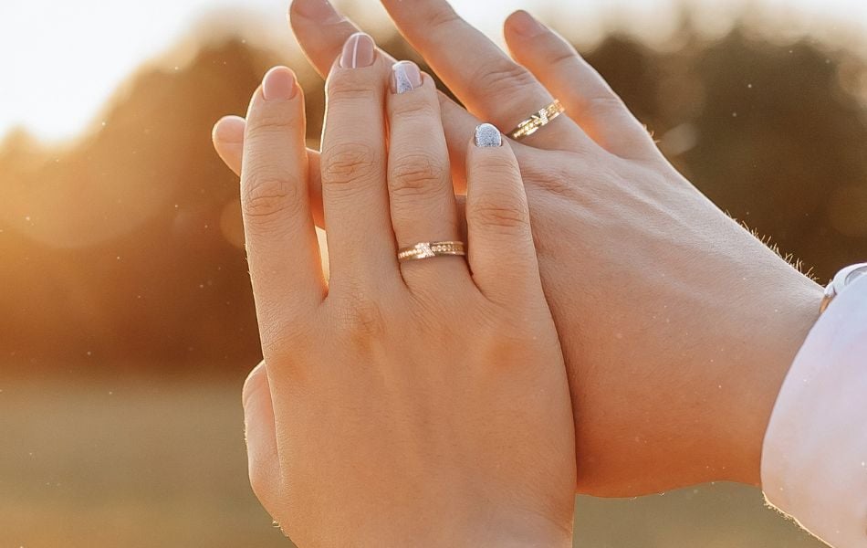 nam và nữ đạo công giáo đeo nhẫn cưới tay nào