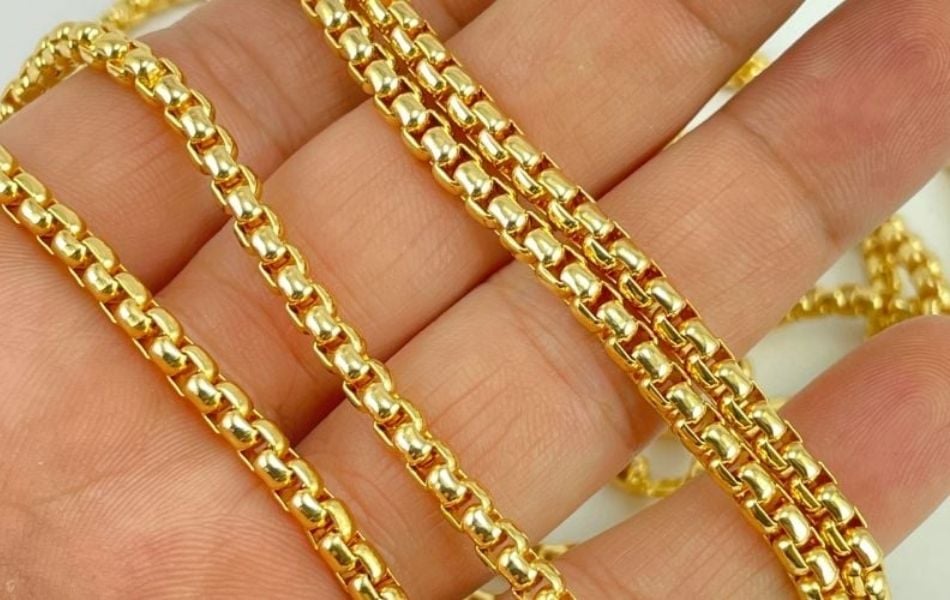 Dây chuyền giả thực chất là thuật ngữ bao hàm các loại phụ kiện không được chế tác từ kim loại quý (Precious Metals) nguyên khối, bao gồm trang sức nghệ thuật và hàng sao chép thương hiệu